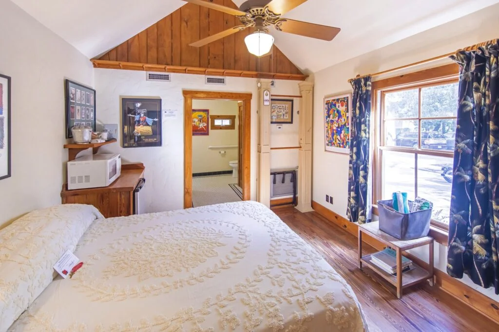 Big Easy has a unique aesthetic. It's actually my favourite room! It has raised ceilings and a New Orleans theme.