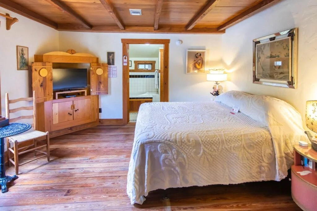 Romance Room has a king sized bed and lots of romantic artworks lining the walls.