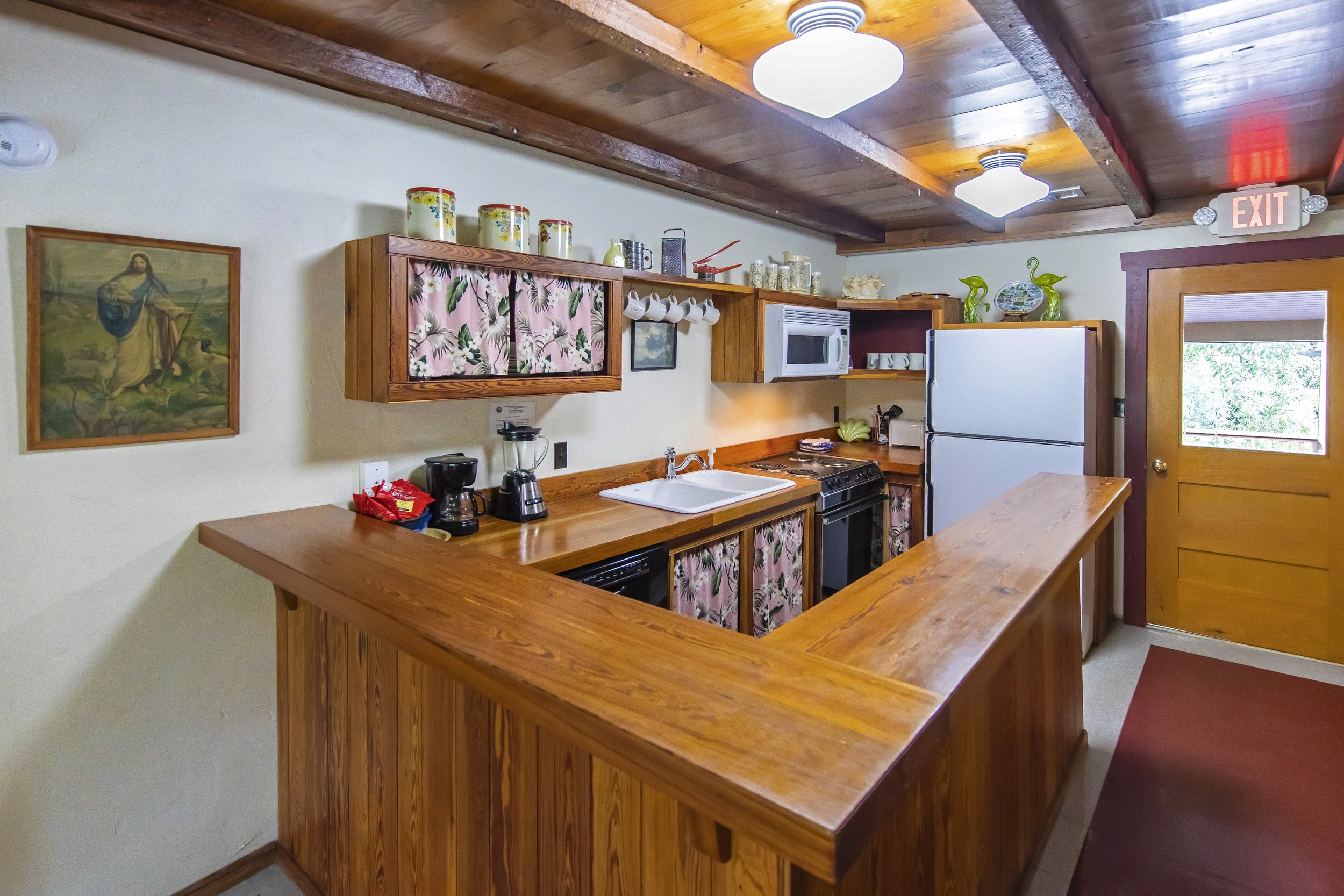 Tropical Bird shares a full sized kitchen with the adjacent Romance Room